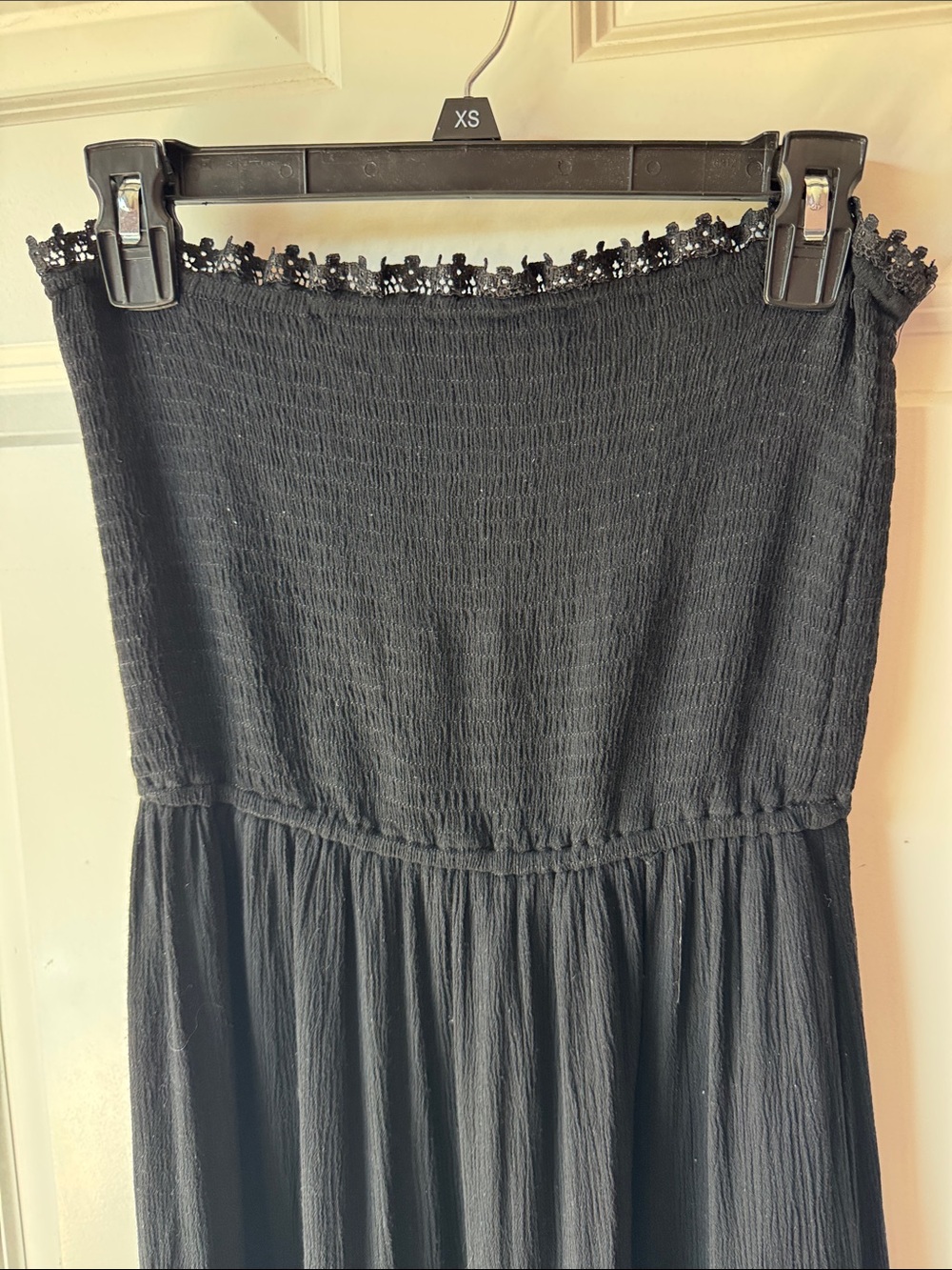 Elegant Black Strapless Maxi Dress with Crochet Panels - Picture 3 of 5